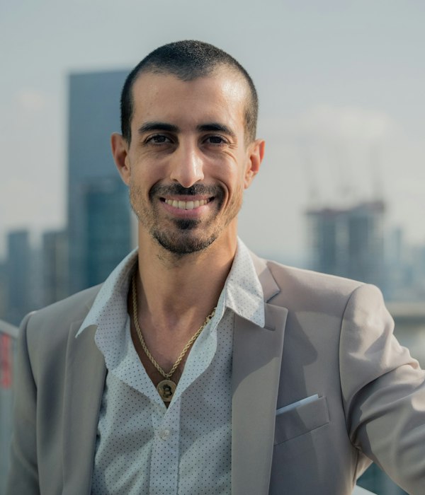من نحن